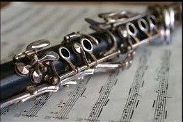 A clarinet on a pice of sheet music